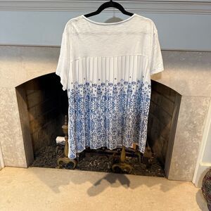 Chico's Elegant White Top With Pleated Blue Design Back size XL